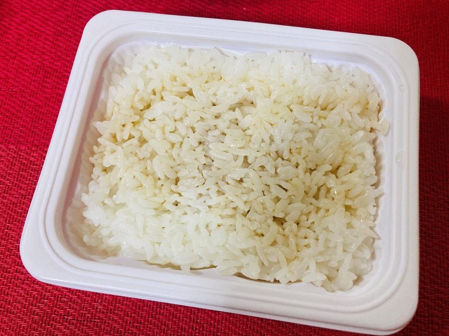 ごはんの表面にめんつゆをかけておく