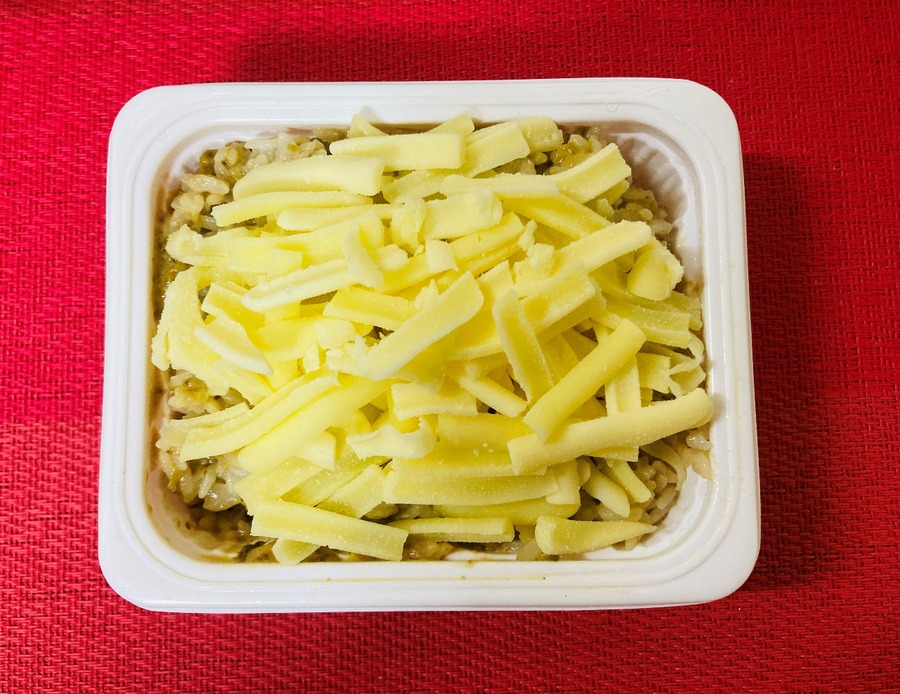 ピザ用チーズをトッピング