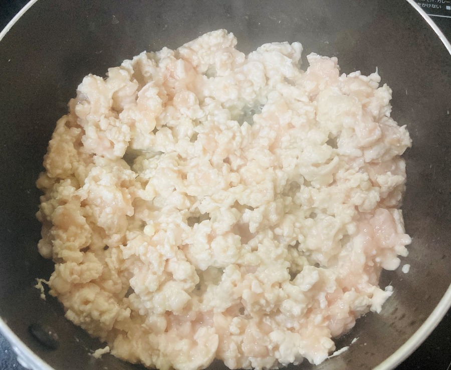 鶏ミンチをほぐすようにして炒めていきます