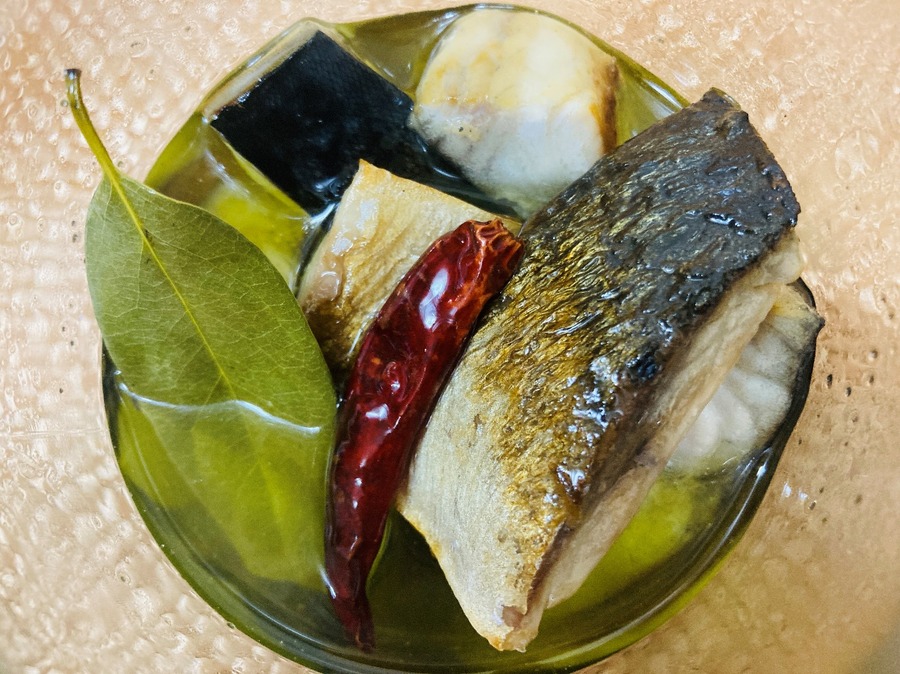 ローリエを加えます