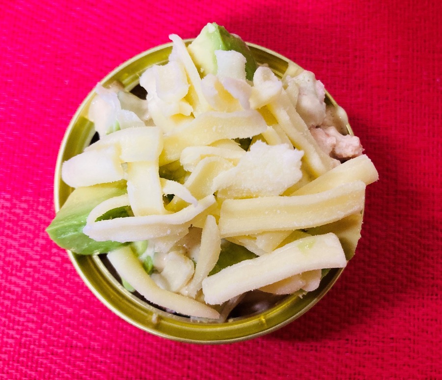 鮭缶はスプーンやフォークで細かくほぐしておきます