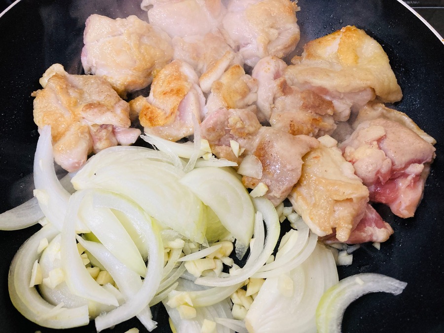塩胡椒と小麦粉をまぶしたらオリーブオイルを熱したフライパンで焼いていきます