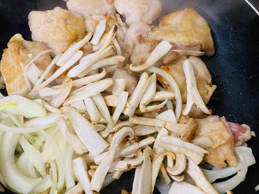 薄切りの玉ねぎ・粗みじん切りのにんにくをさらに炒めていく
