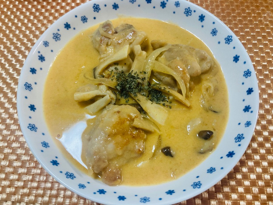 とろみがつくまで加熱したらコンソメ・塩胡椒・粉チーズ・パプリカパウダーを加えます