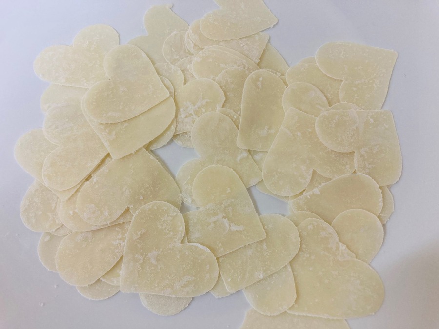 ハート型にくり抜いた餃子の皮
