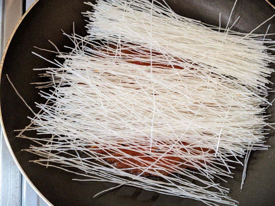 パスタソースを大さじ2杯ほどと、緑豆春雨を投入