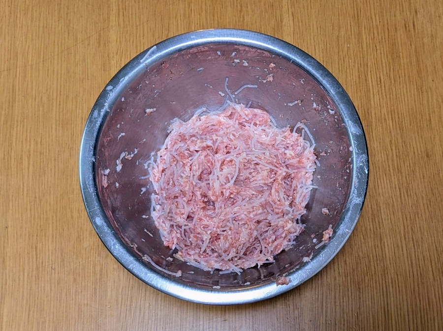 ひき肉に調味料を加え、粘りが出るまで練る