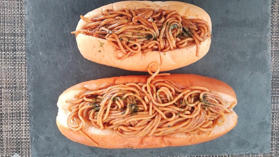 焼きそばパンパン