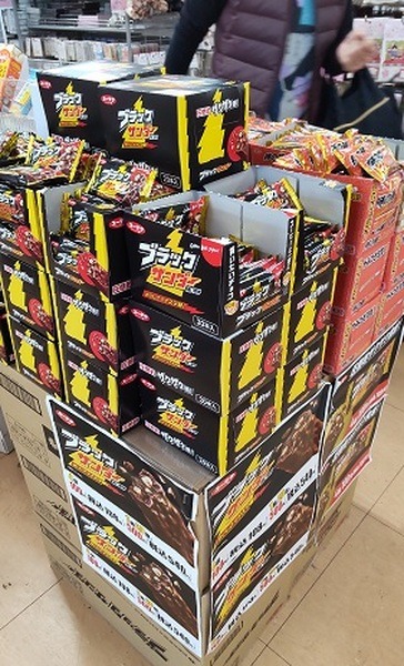ダイソーで箱積みされるブラックサンダー