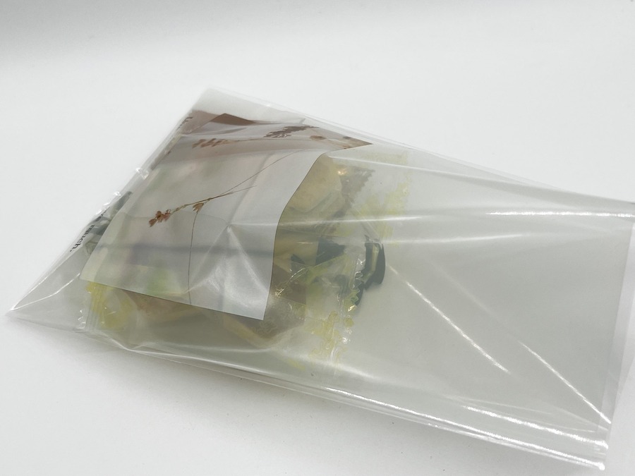 ラッピング袋にお菓子を入れる