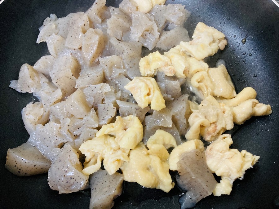 鶏皮串とこんにゃくを炒めています