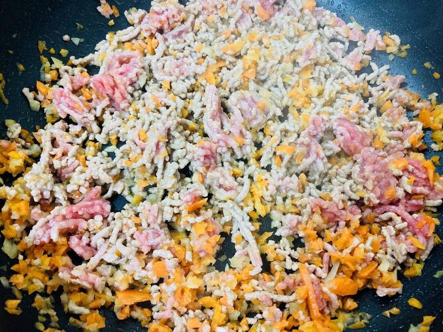 材料を炒める