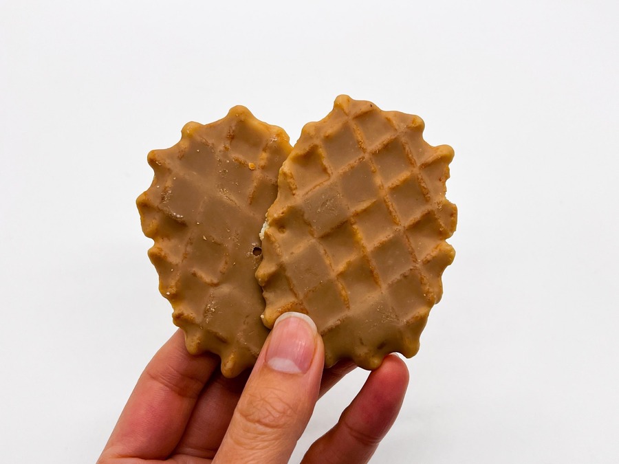 キャラメル味のチョコレートがたっぷりとかかっています