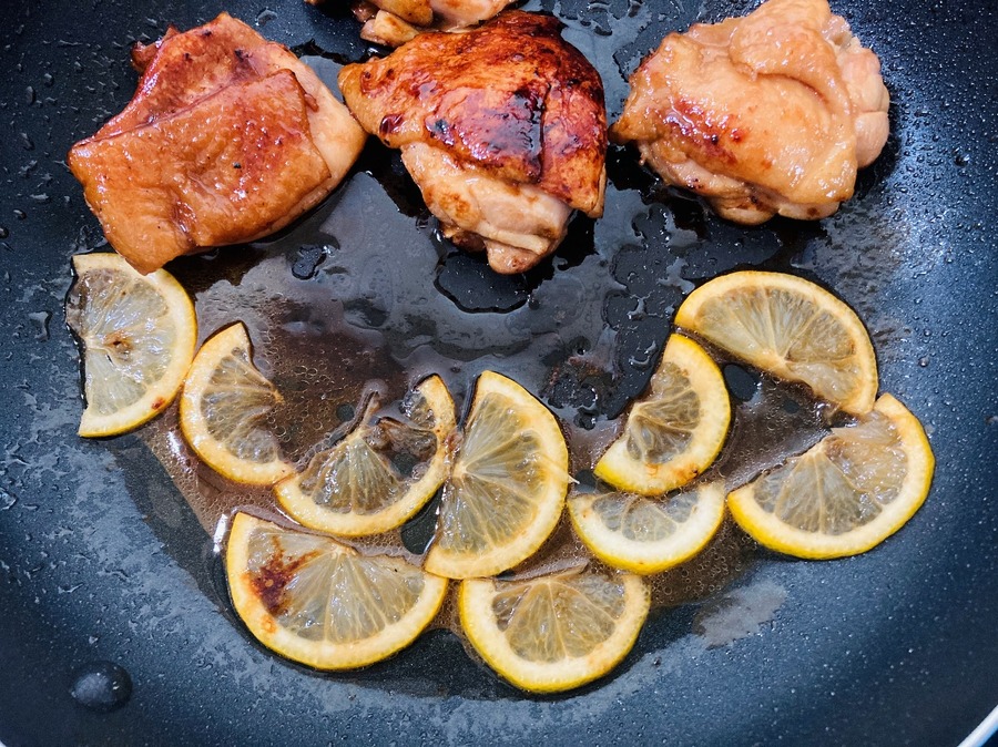 両面こんがりと火が通るまで加熱していきます