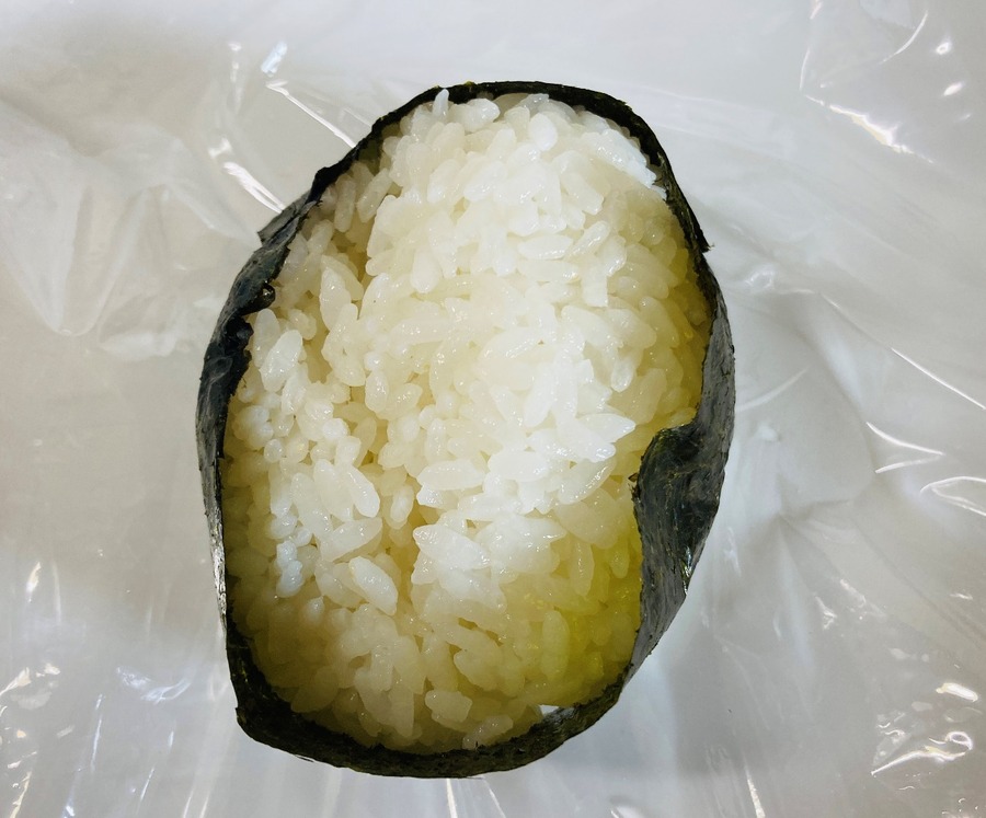 楕円形のおにぎりを作っていきます