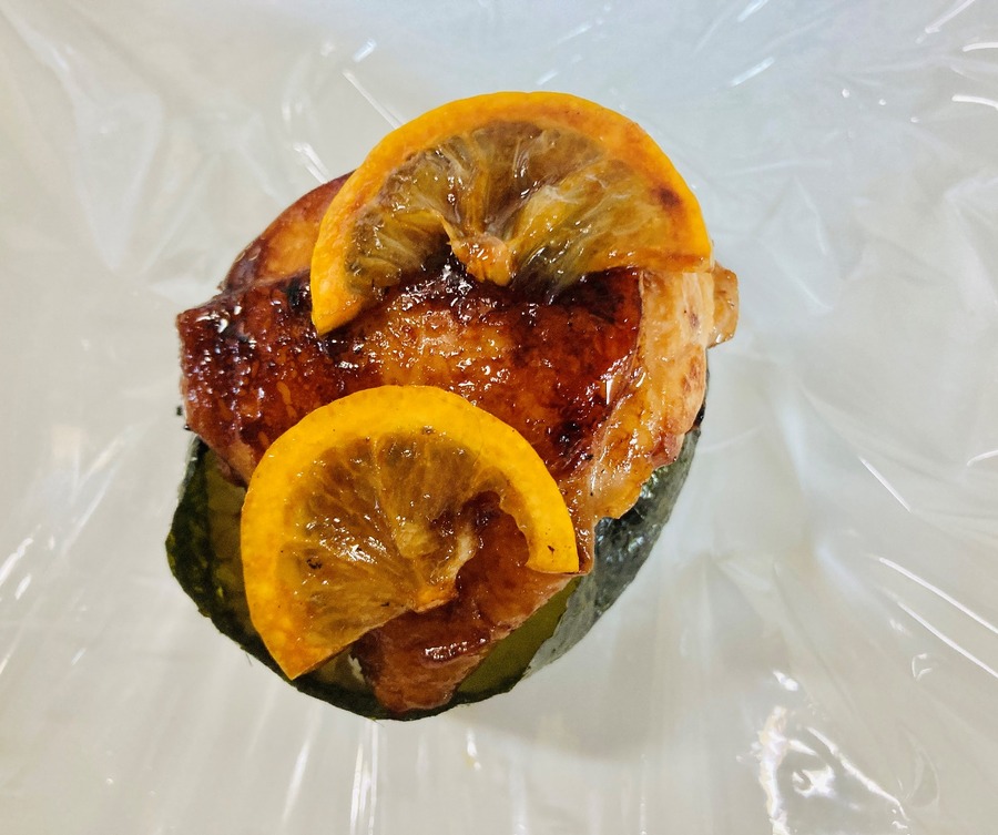 ハニーレモンチキンを乗せる