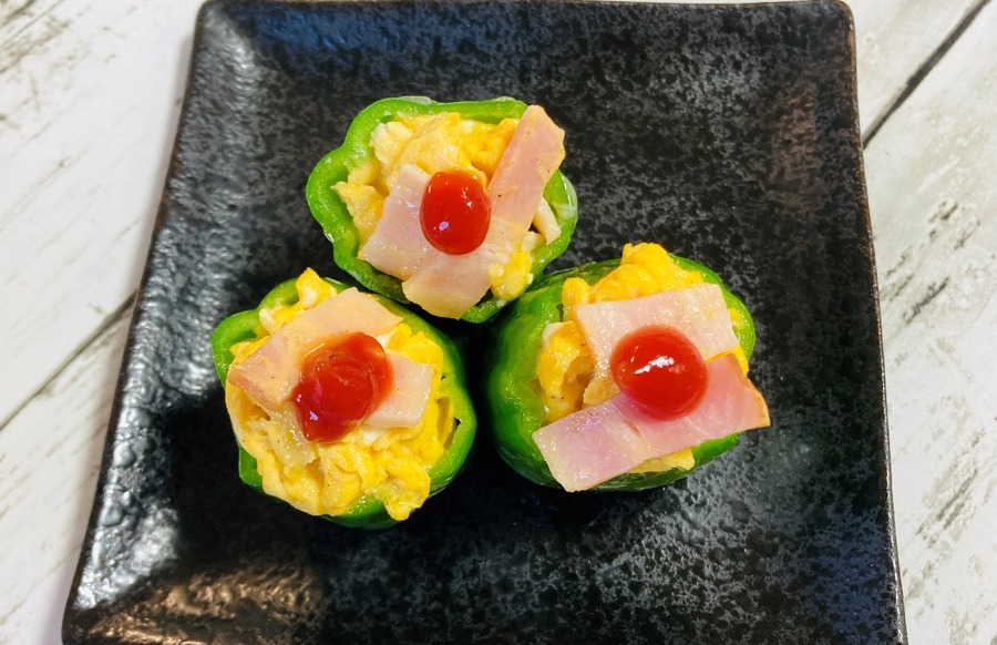 ベーコン入りスクランブルエッグを加えて完成