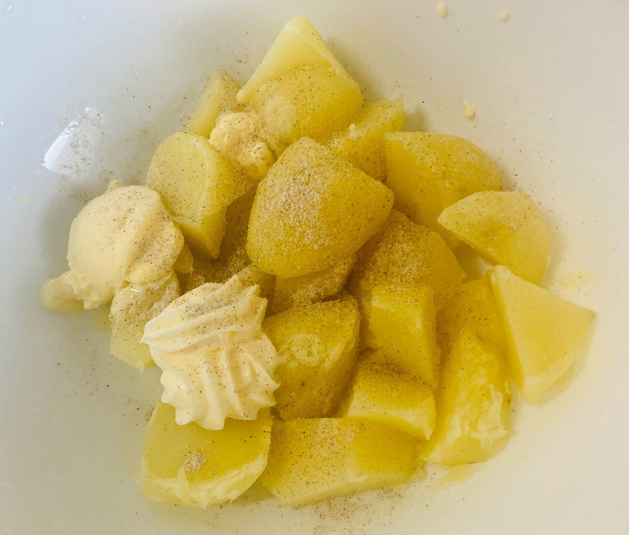 木べらを使ってペースト状になるまで叩きつぶすようにして混ぜていきます