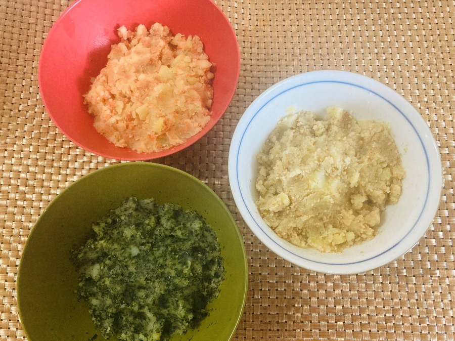 それぞれ鮭フレーク・青さ粉・白すりごまを混ぜ合わせて色付け