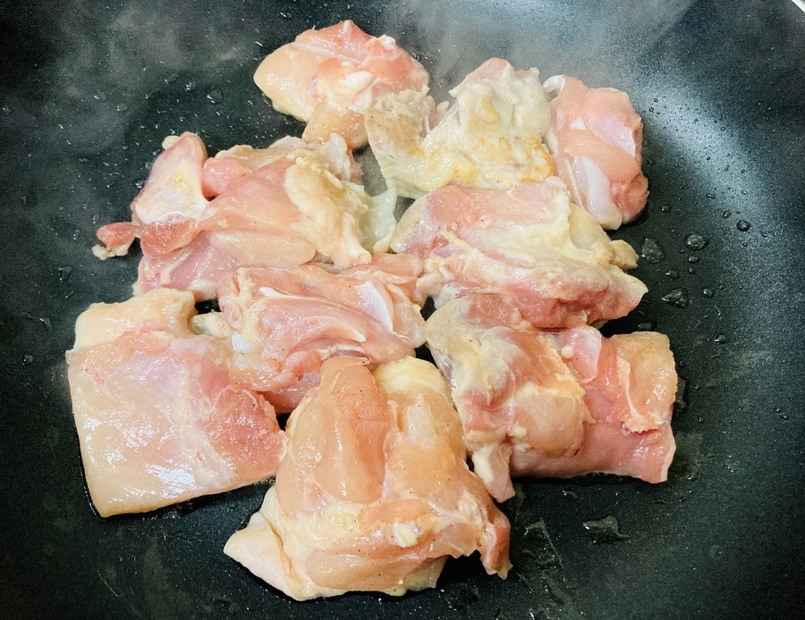 鶏肉を焼き付ける