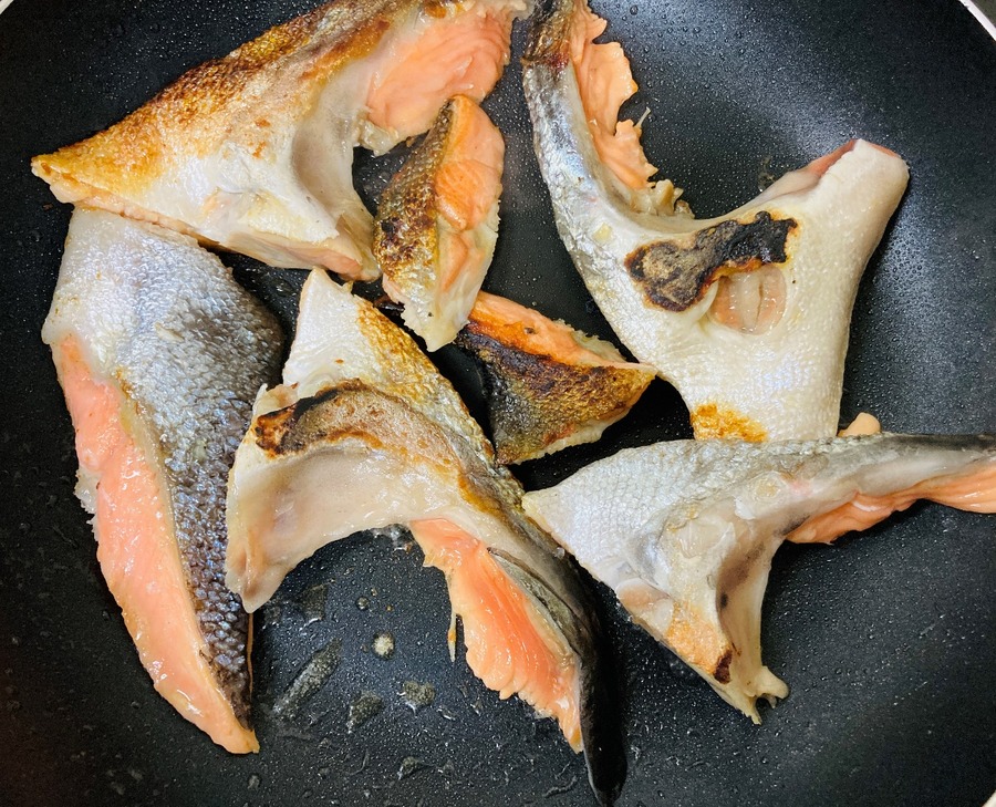 鮭を焼く