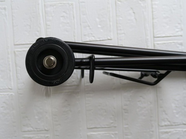 タイヤはおそらく樹脂製で合成ゴムがまかれています