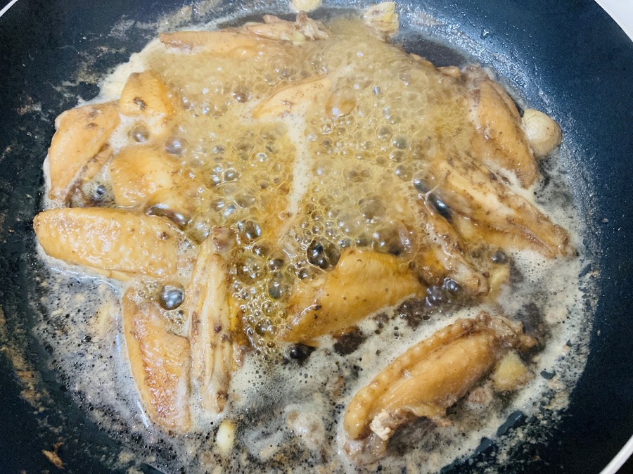 自然解凍させたらフライパンに投入して火にかけます