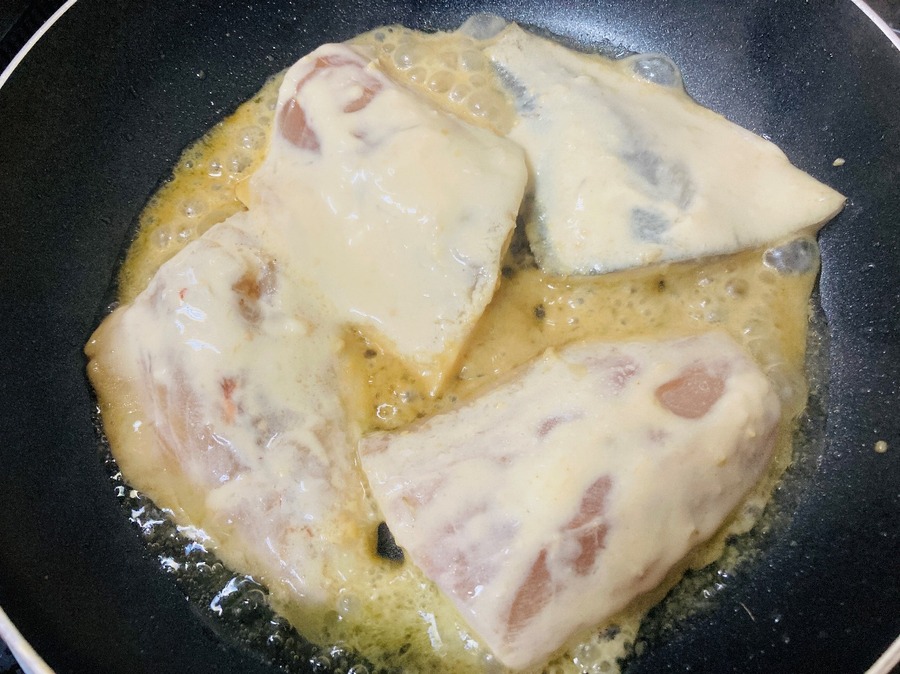 自然解凍させたらサラダ油で焼きます