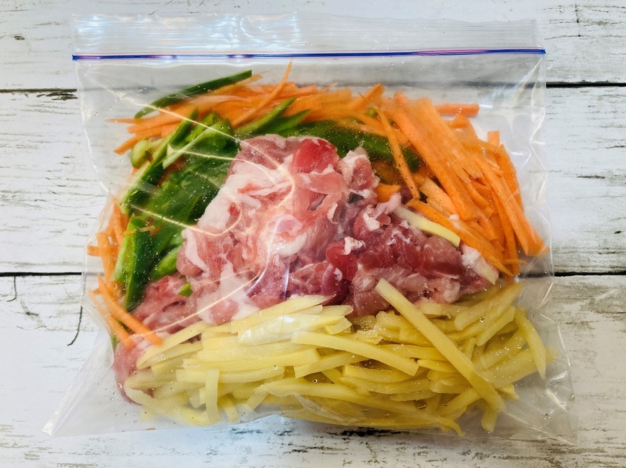 ジップ付きのポリ袋に細切りしたもの全部入れる
