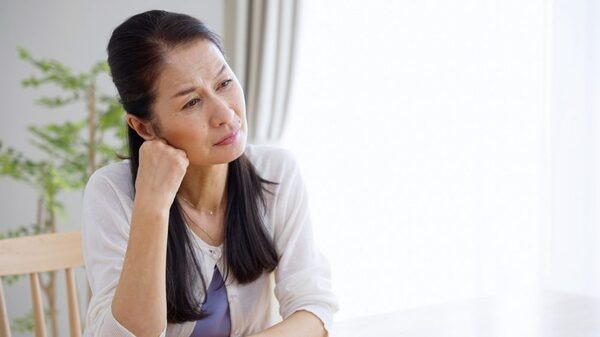 遺言書の内容に不満のある女性