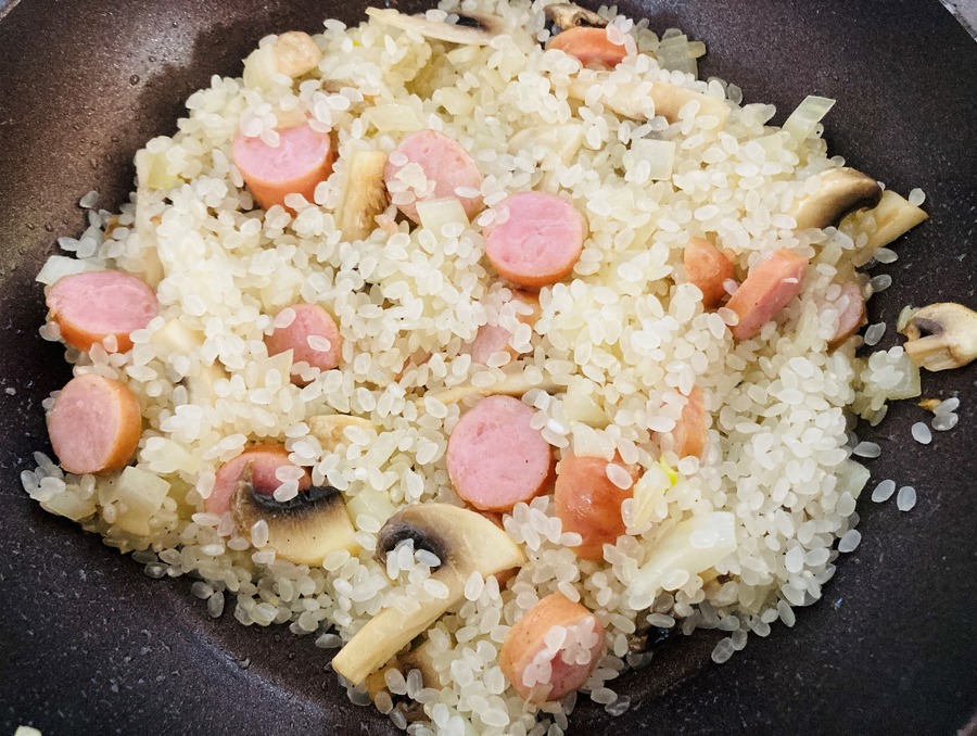 順番に炒めていき生米を投入