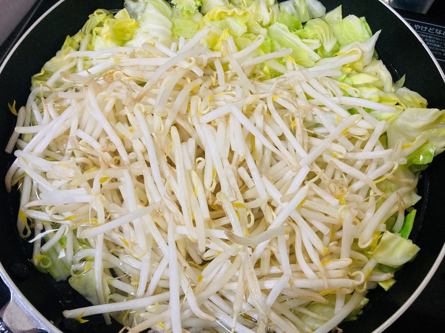 ざく切りのキャベツともやしをさっと茹でておきます