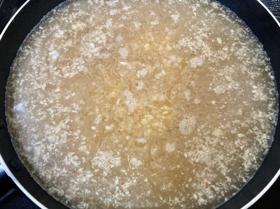 刻みにんにく(大さじ3)・白だし・めんつゆ・オイスターソース・塩を加えて煮ます