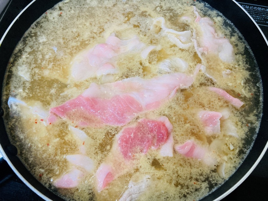 お肉に火が通ったら一旦お皿に移しておきます