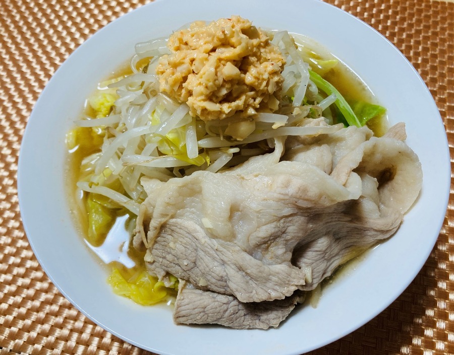 バランス良く盛り付け、中央部分にきざみにんにく（大さじ1杯程度）をトッピングして完成