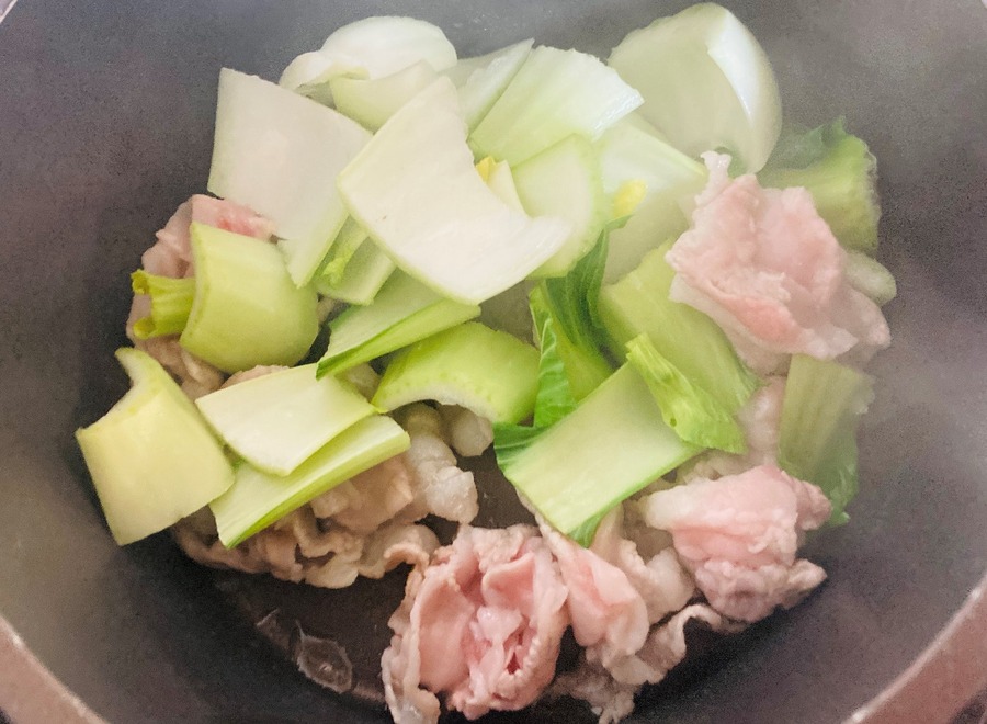 青梗菜を茎→葉の順番で炒める