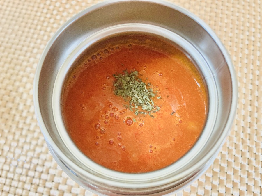 スープをジャーへ投入