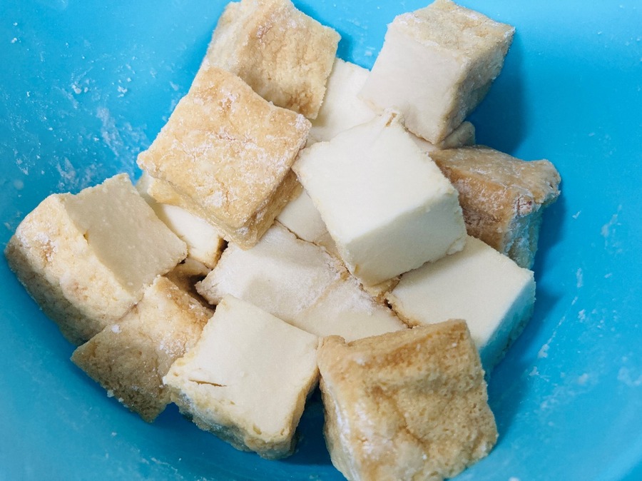 厚揚げに粉をまぶす