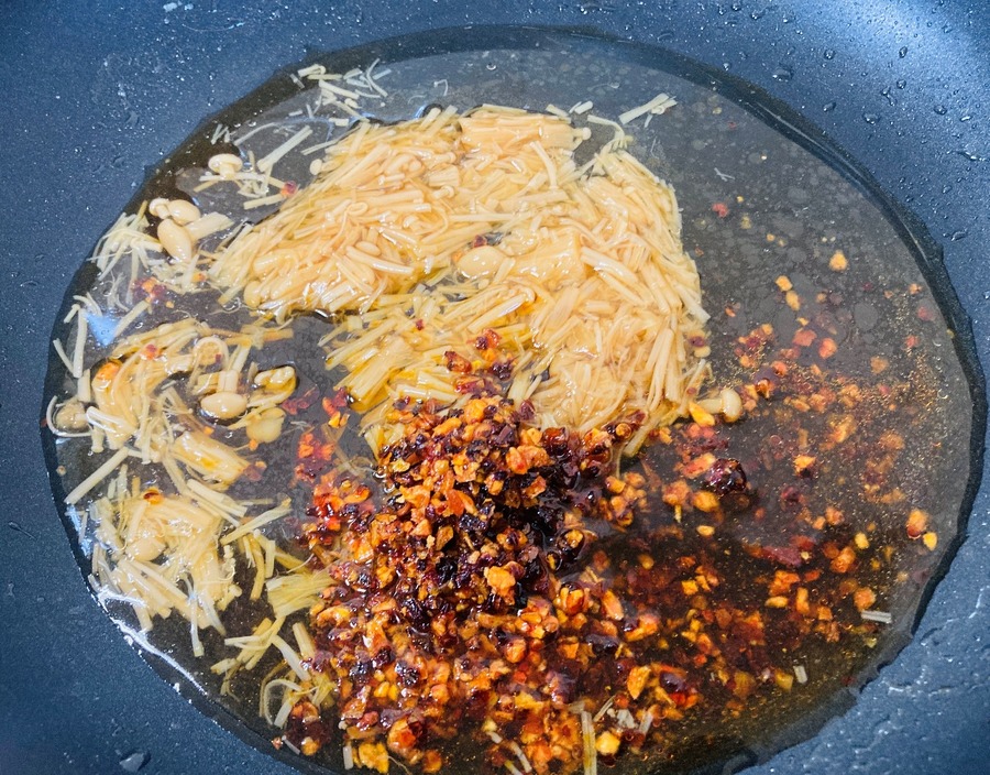 なめたけと食べラーを混ぜる