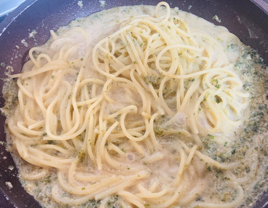 パスタソースと麺をあえます