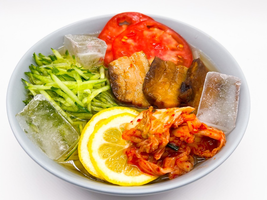 豪華な盛り付けの盛岡冷麺