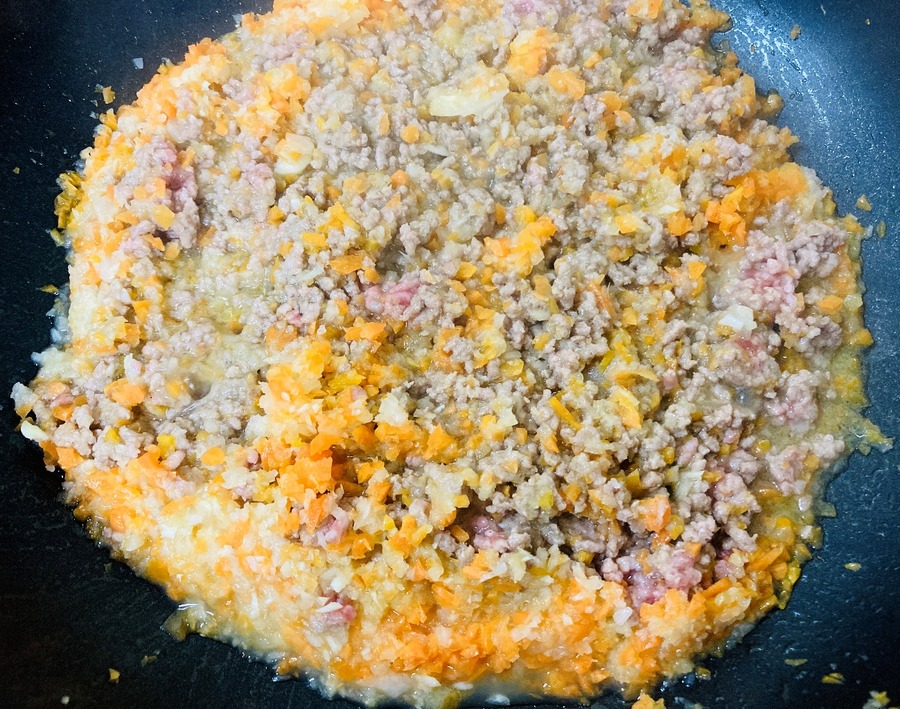 フライパンにマーガリンを熱し、みじん切りの玉ねぎ・人参・にんにく → 合い挽きミンチの順番