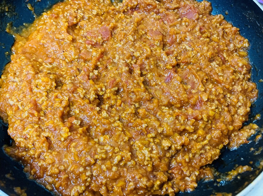 全体をしっかり混ぜ合わせ、水分を飛ばすようにして煮込んでいきます