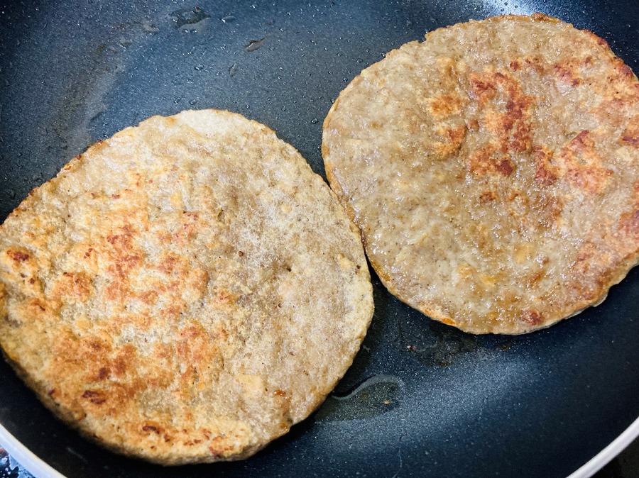 冷凍パティを乗せたら両面こんがりと焼いていきます