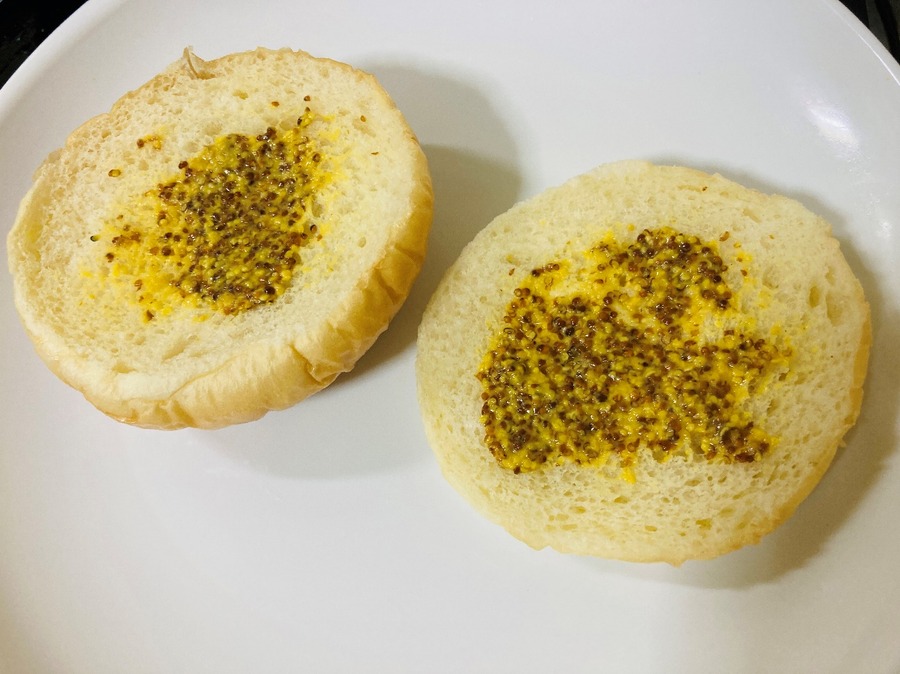 バンズの内側にマスタードを塗ります