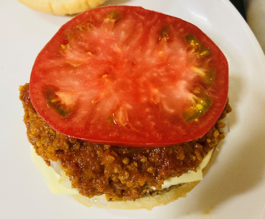 マヨネーズ → ミートソース → 輪切りにスライスしたトマトを乗せてもう1つのバンズでサンド