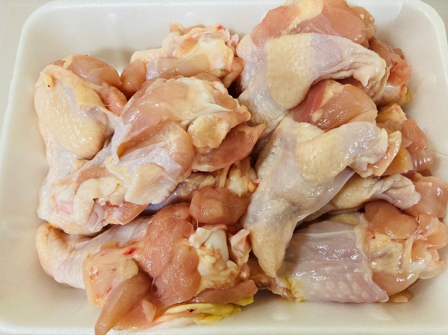 骨に沿って切り込みを入れておき、塩胡椒を揉み込みます