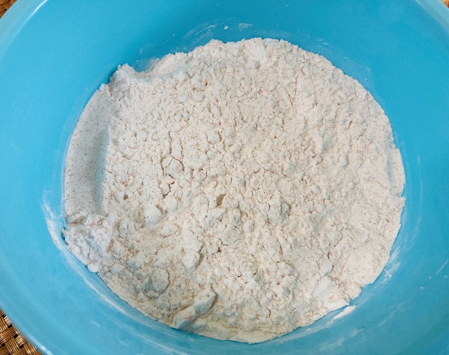 ボウルに韓国チキンの衣用の材料を加え、よく混ぜ合わせておきます