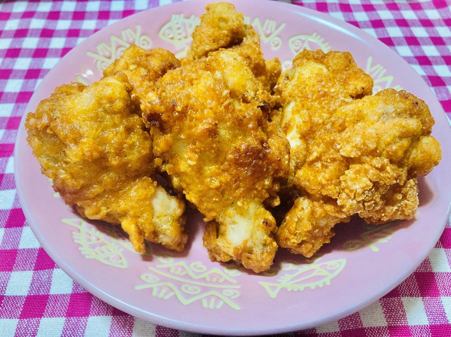 170度に熱した油で二度揚げし、こんがりと焼き色がついたら完成