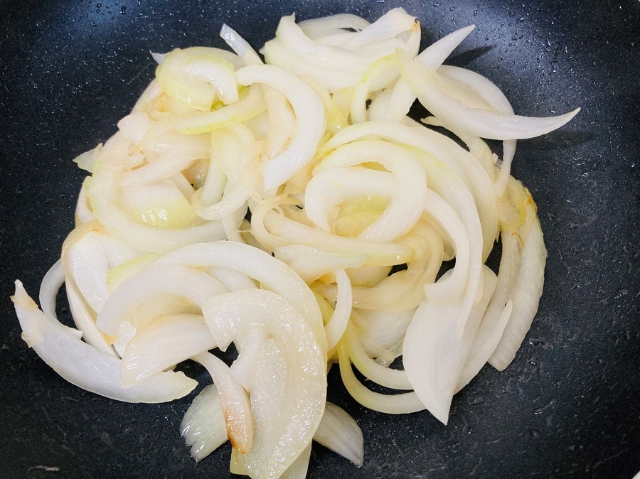 薄切りの玉ねぎをしんなりするまで炒めていきましょう